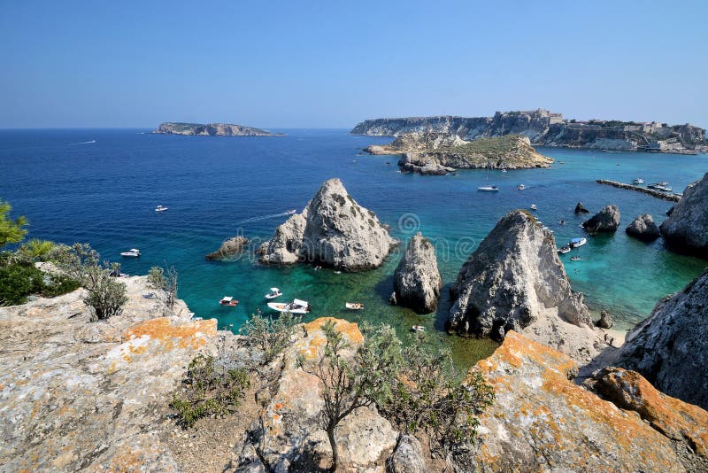 Puglia, Włochy, August2018, seascape Tremiti wyspy na słonecznym dniu zdjęcie royalty free Puglia, Włochy, August2018, seascape Tremiti wyspy na słonecznym dniu zdjęcie royalty free