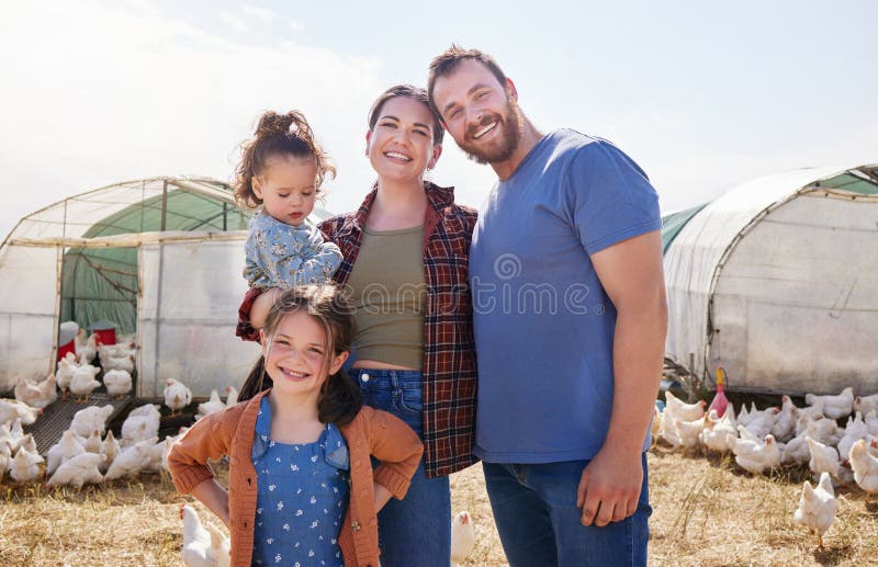 Pui de fermă și portretul părinților cu copii în câmp pentru producția de animale și păsări de curte sustenabile stock images