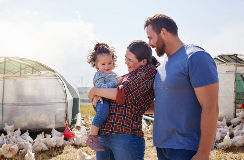Pui de fermă și părinți cu copii în câmp pentru animale și păsări de curte sustenabile. Agricultură și mama royalty free stock photos
