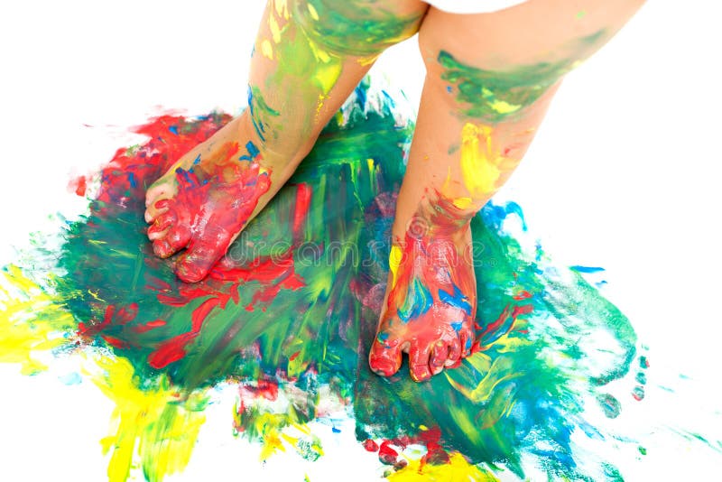 Pui de picioare pe vopsea mozaicală colorată. royalty free stock photos