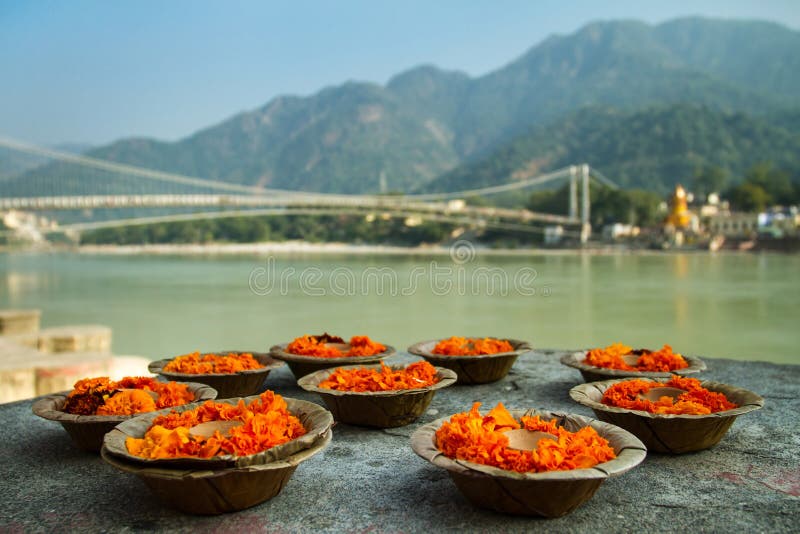 Puja blommar att erbjuda på banken av Ganges River royaltyfri bild Puja blommar att erbjuda på banken av Ganges River royaltyfri bild