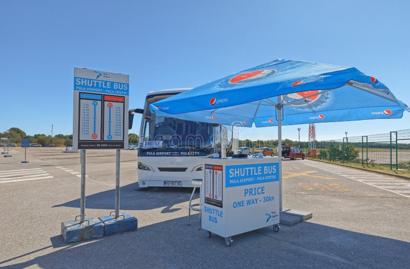 Pula croatia prom bus czeka przed portem lotniczym obrazy stock