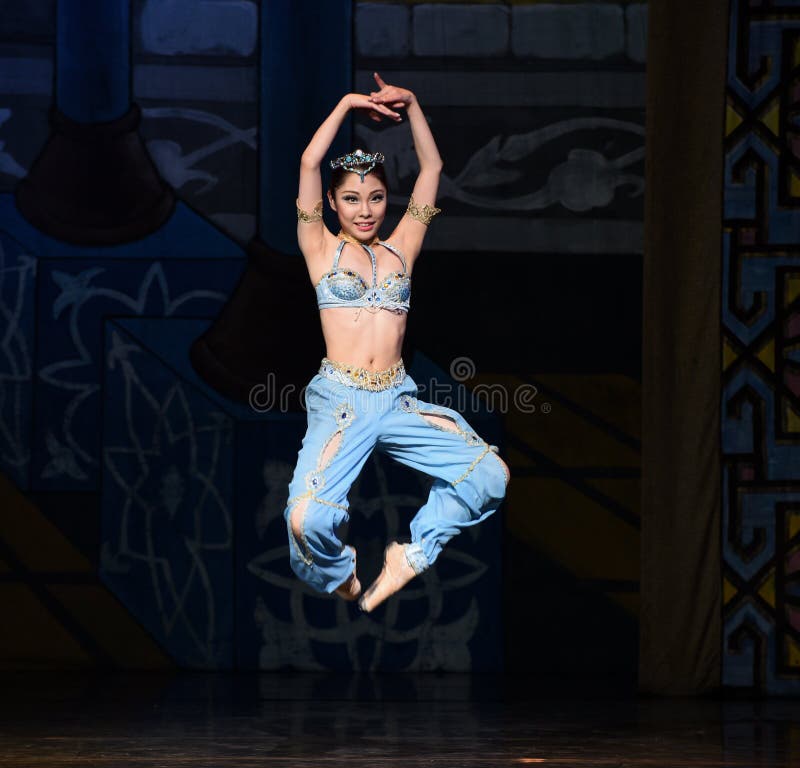 Saltando alto – balé “Mil e Uma Noites” fotos de stock