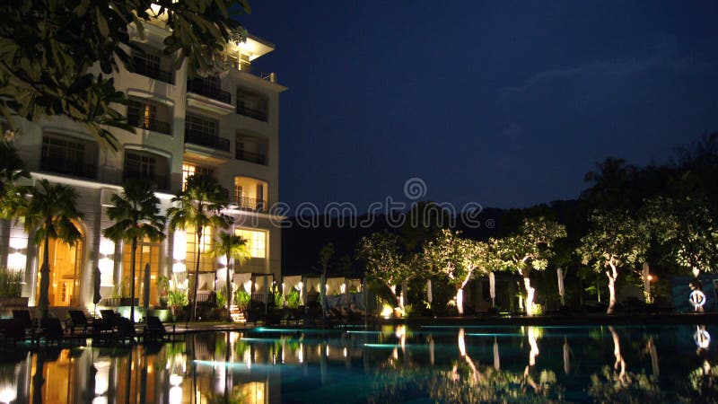 PULAU LANGKAWI, MALEISIË - 4 APRIL 2015: Het DANNA-luxehotel bij nacht op Langkawi-eiland met mening van de pool en stock afbeeldingen PULAU LANGKAWI, MALEISIË - 4 APRIL 2015: Het DANNA-luxehotel bij nacht op Langkawi-eiland met mening van de pool en stock afbeeldingen