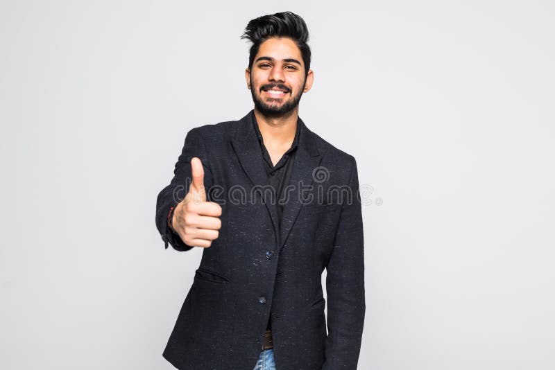 Pulgar emocionado encima del hombre de negocios indio en el traje negro aislado en el fondo blanco imagenes de archivo Pulgar emocionado encima del hombre de negocios indio en el traje negro aislado en el fondo blanco imagenes de archivo