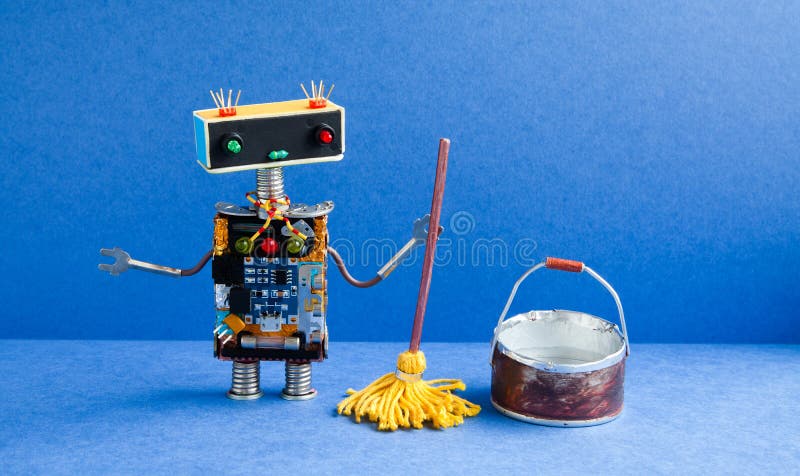 Pulitore del robot con la zazzera gialla, secchio di acqua, pavimento ampio Concetto di servizio in camera di lavaggio di pulizia fotografia stock Pulitore del robot con la zazzera gialla, secchio di acqua, pavimento ampio Concetto di servizio in camera di lavaggio di pulizia fotografia stock