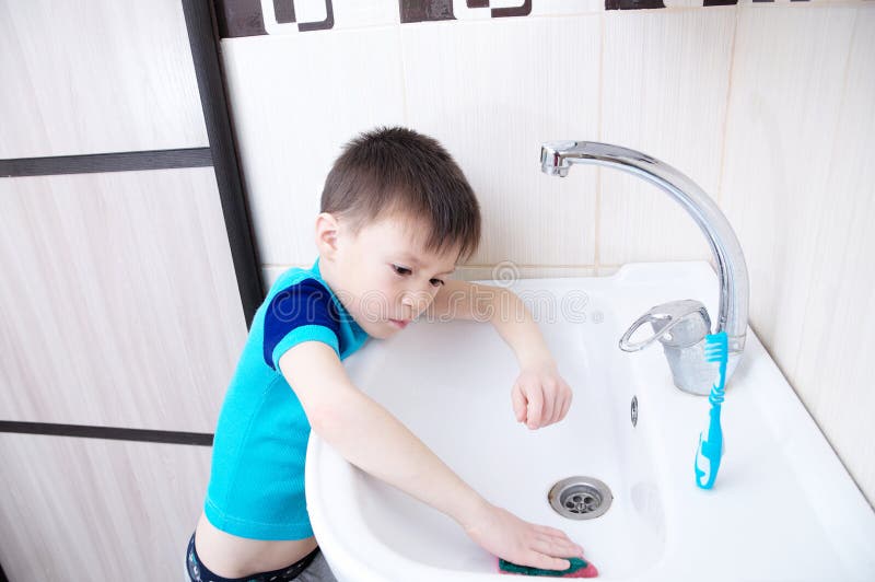 Pulizia del ragazzo nel lavandino del lavaggio del bagno, bambino ... Pulizia del bagno