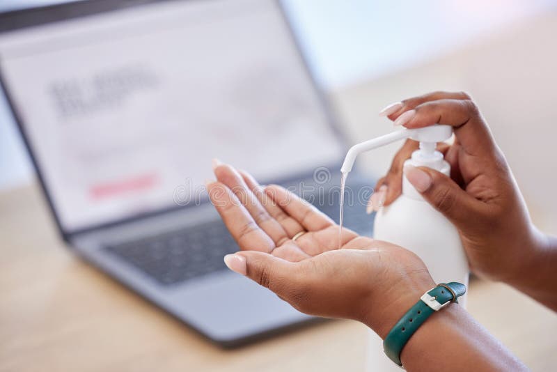 Pulizia e pulizia delle mani da parte di persone d'affari presso un ufficio con infezioni e protezione da virus. calcolatore dipen fotografia stock libera da diritti
