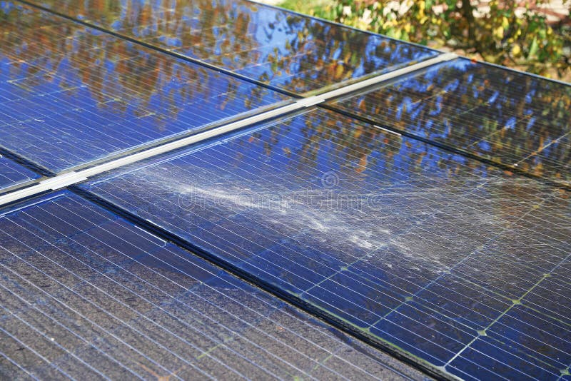 Pulizia fotovoltaica, prima e dopo immagini stock libere da diritti Pulizia fotovoltaica, prima e dopo immagini stock libere da diritti