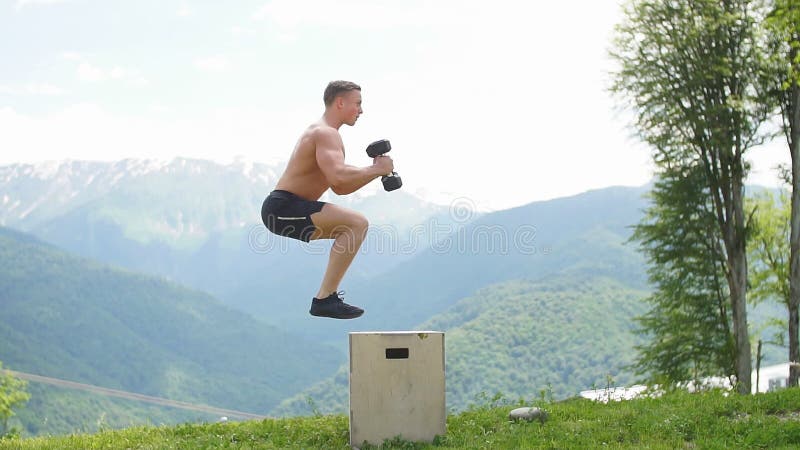 Pullover masculin faisant des sauts explosifs de force, séance d'entraînement de forme physique de crossfit