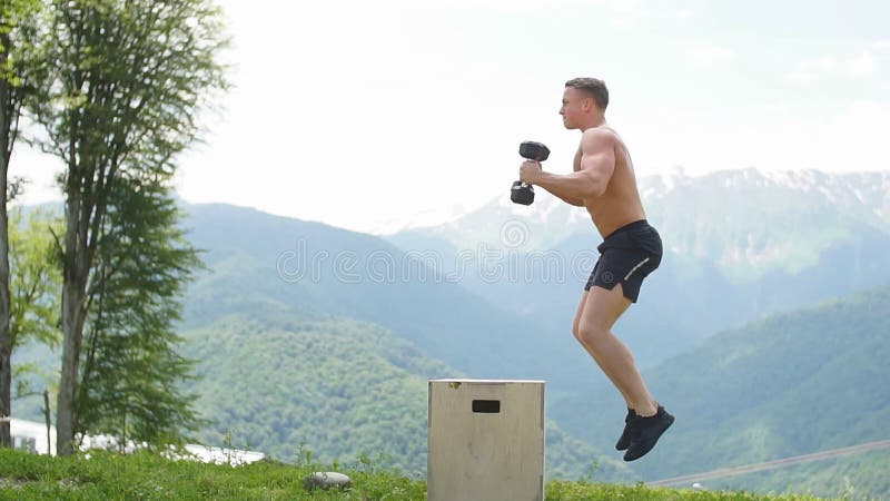 Pullover masculin faisant des sauts explosifs de force, séance d'entraînement de forme physique de crossfit