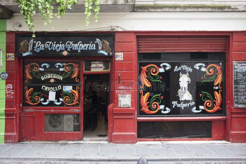 Pulperia en Buenos Aires. El SAN TELMO, BUENOS AIRES, la ARGENTINA - septiembre de 2017 - un Bodegon viejo en San Telmo llamó a La Vieja Pulperia, un lugar clásico para comer en Buenos Aires