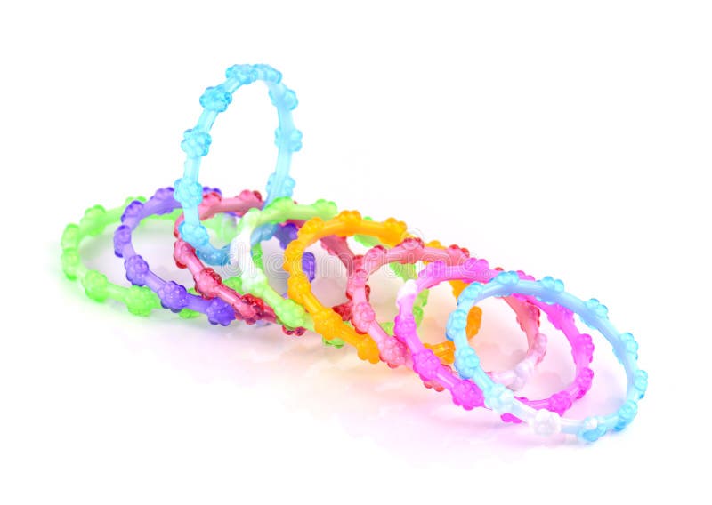Pulseira plástica colorida do brinquedo no fundo branco fotos de stock Pulseira plástica colorida do brinquedo no fundo branco fotos de stock