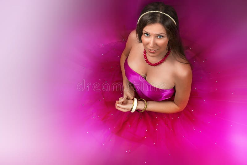 Pulseras sonrientes y que se sostienen femeninas jovenes alegres imágenes de archivo libres de regalías Pulseras sonrientes y que se sostienen femeninas jovenes alegres imágenes de archivo libres de regalías