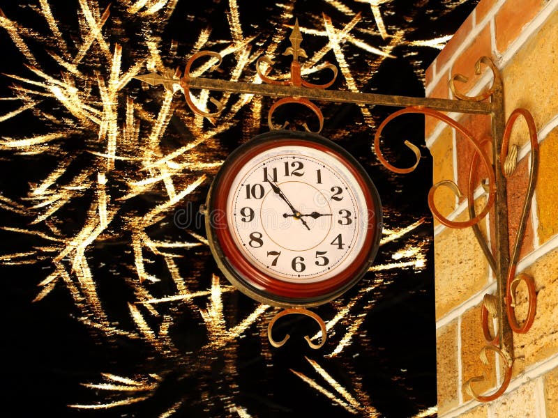 Pulso de disparo do vintage e parede de tijolo amarela no fundo dourado do fogo de artifício imagens de stock royalty free Pulso de disparo do vintage e parede de tijolo amarela no fundo dourado do fogo de artifício imagens de stock royalty free