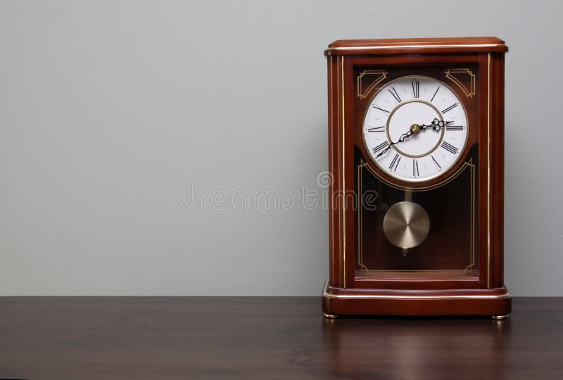 Relógio numa Mesa foto de stock royalty free
