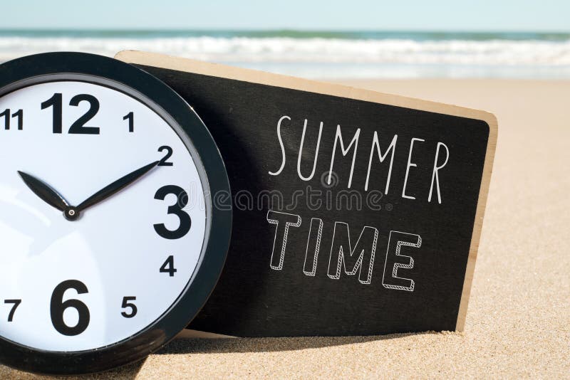 Pulso de disparo nas horas de verão da praia e do texto foto de stock