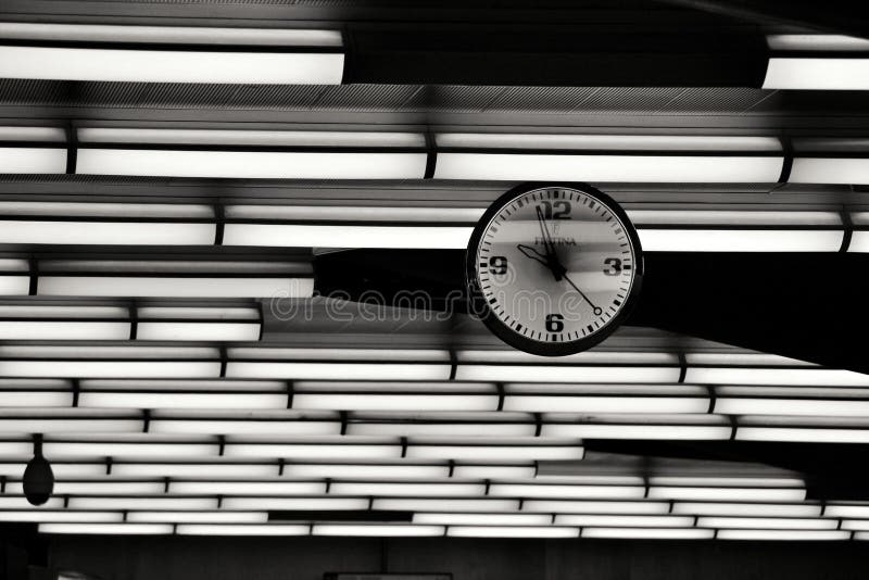 Pulso de disparo que pendura no fundo claro fotografia de stock Pulso de disparo que pendura no fundo claro fotografia de stock