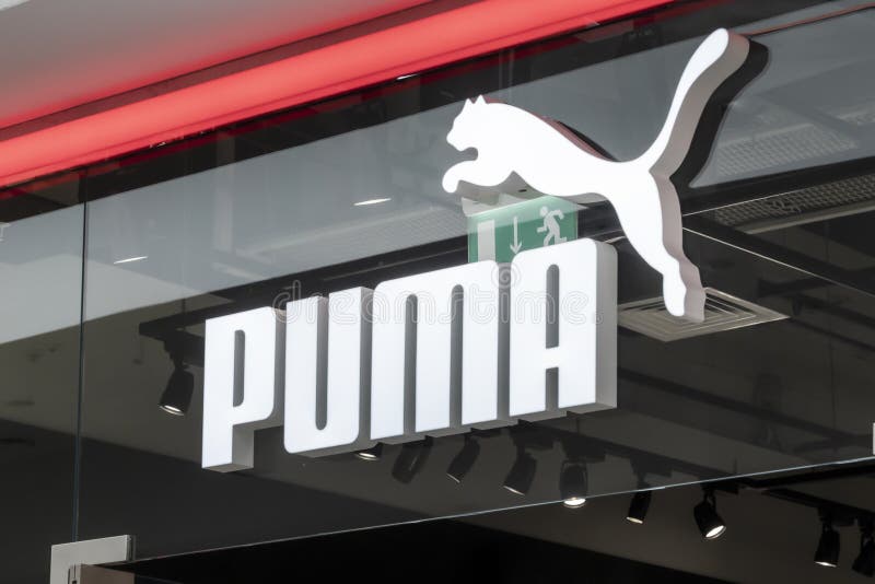 Realistisch goud voorkomen Puma Brand Logo, a Sign Above the Entrance To the Germany Company S Brand  Store for the Production of Sportswear and Editorial Photo - Image of  shoes, editorial: 220237861