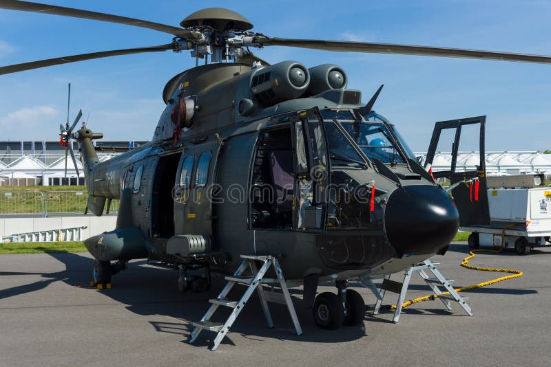 Puma eccellente multiuso di Eurocopter AS332 dell'elicottero fotografia stock Puma eccellente multiuso di Eurocopter AS332 dell'elicottero fotografia stock