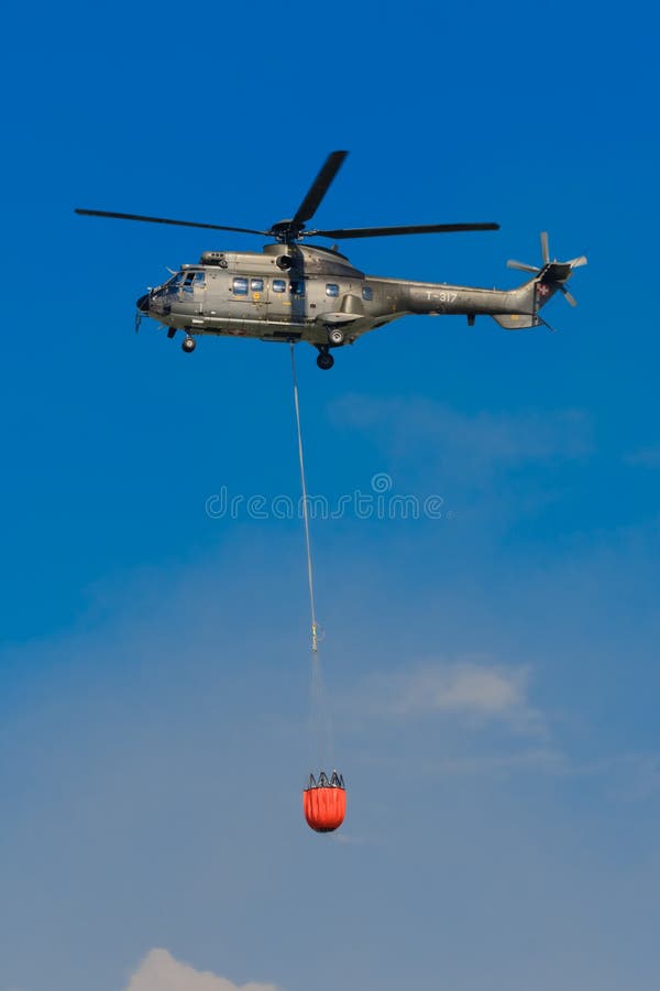 Puma estupendo Eurocopter AS-332M1 T-317 con Bambi Bucket foto de archivo Puma estupendo Eurocopter AS-332M1 T-317 con Bambi Bucket foto de archivo