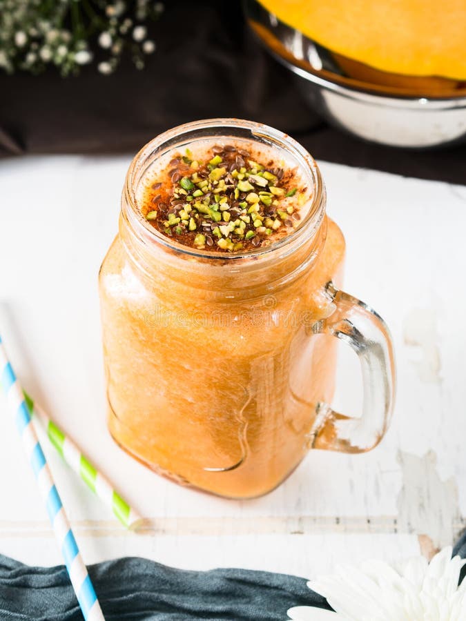 Pumpa- och banansmoothien med sojabönor mjölkar arkivfoto Pumpa- och banansmoothien med sojabönor mjölkar arkivfoto
