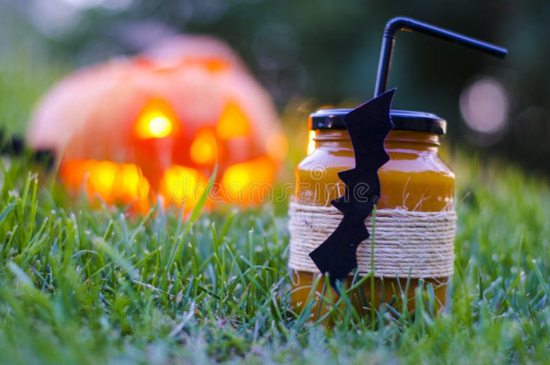 PumpaJuice Halloween pumpa på gräset på natten royaltyfri fotografi PumpaJuice Halloween pumpa på gräset på natten royaltyfri fotografi