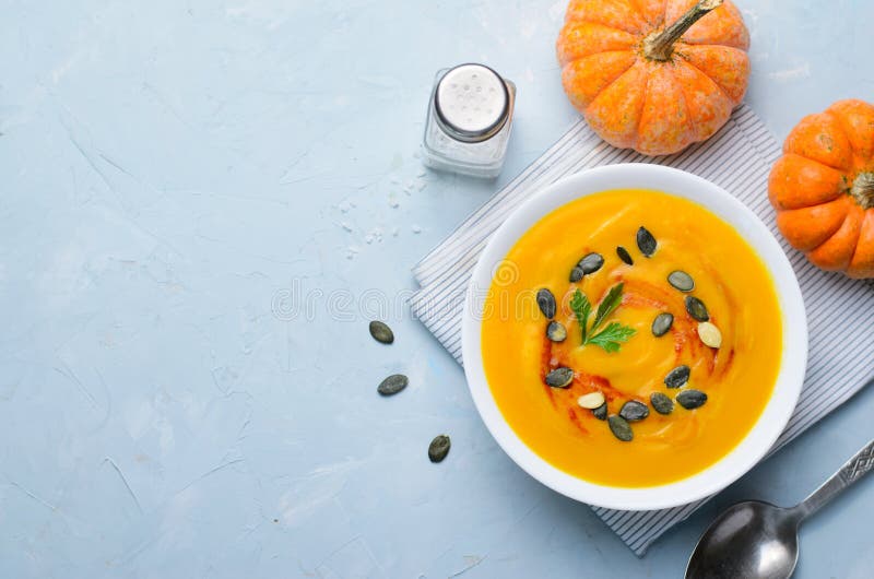 Pumpasoppa med pumpafrö och paprika, läckert strikt vegetarianmål, vegetarisk mat royaltyfri bild Pumpasoppa med pumpafrö och paprika, läckert strikt vegetarianmål, vegetarisk mat royaltyfri bild