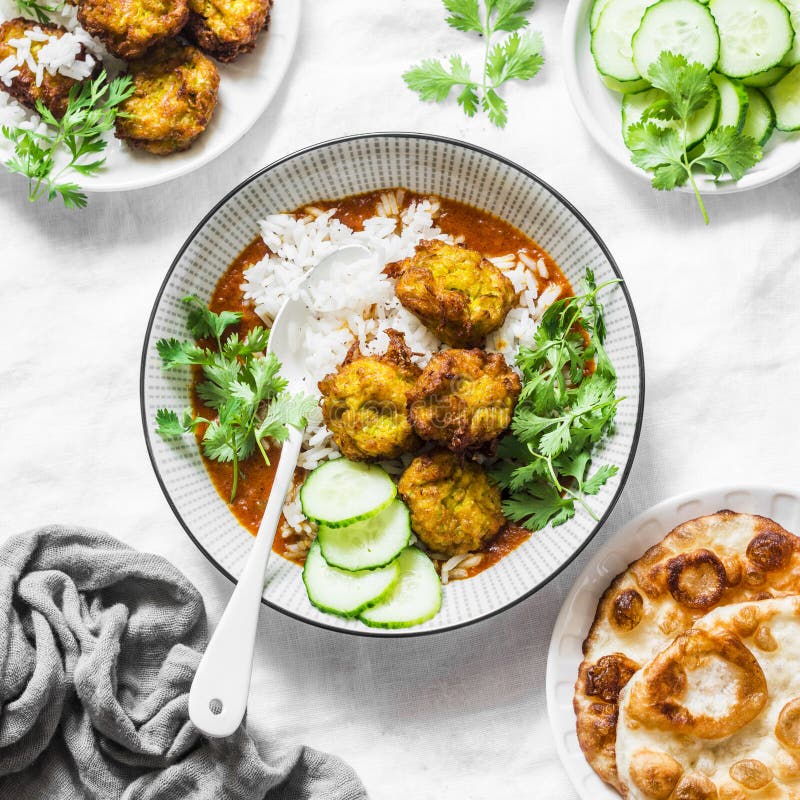Pumpasquashkofta med ris- och currysås Sund vegetarisk mat på ljus bakgrund arkivfoto Pumpasquashkofta med ris- och currysås Sund vegetarisk mat på ljus bakgrund arkivfoto