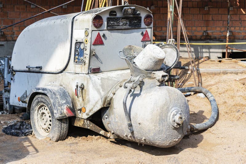 Pumpe Für Beton Und Gips. Station Zur Herstellung Von Betonmischgut Und  Ferntransport. Baumaschinen Und Stockfoto - Bild von gebäude, geschäft:  223514360