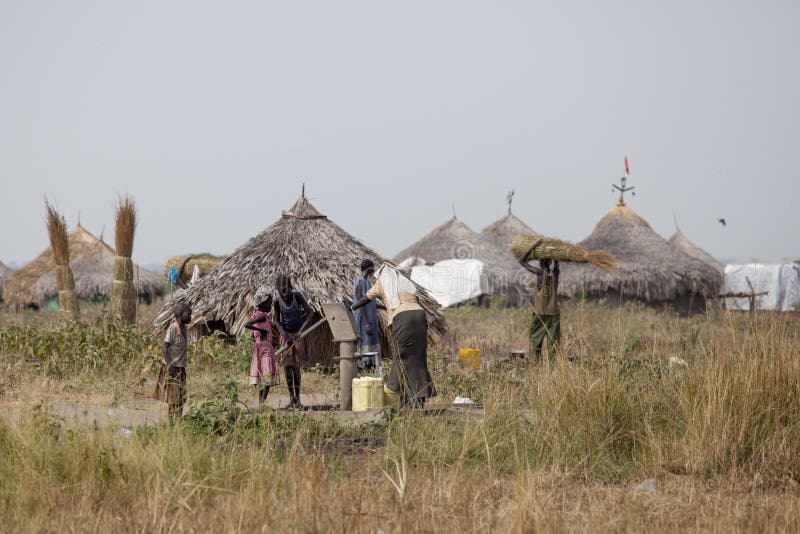 Constructing a traditional type hut at Malakal, Southern Sudan - South  Sudan. Finished huts in the background Stock Photo - Alamy