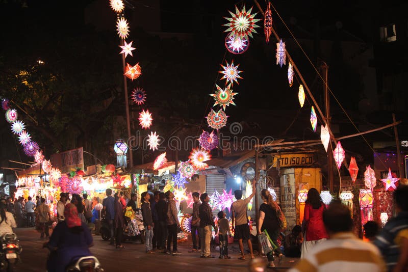 Pune, la India - 7 de noviembre de 2015: Gente en las compras de la India para el cielo imagen de archivo Pune, la India - 7 de noviembre de 2015: Gente en las compras de la India para el cielo imagen de archivo