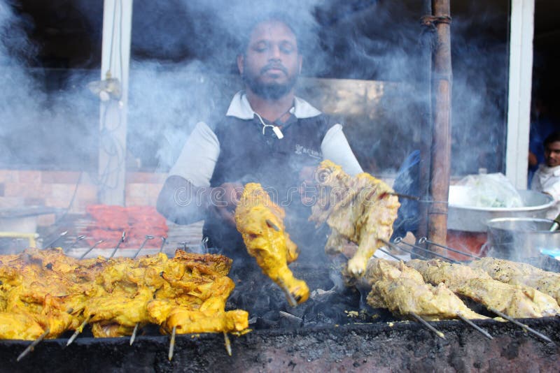 PUNE, MAHARASHTRA, febrero de 2019, pollo barbequing del hombre en la esquina de calle fotos de archivo PUNE, MAHARASHTRA, febrero de 2019, pollo barbequing del hombre en la esquina de calle fotos de archivo