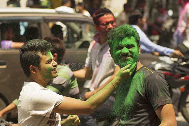 PUNE, MAHARASHTRA, INDIEN, am 24. März 2016 Freunde mit farbigem Pulver auf ihren Gesichtern Holi-Festival in Pune feiernd lizenzfreies stockbild PUNE, MAHARASHTRA, INDIEN, am 24. März 2016 Freunde mit farbigem Pulver auf ihren Gesichtern Holi-Festival in Pune feiernd lizenzfreies stockbild