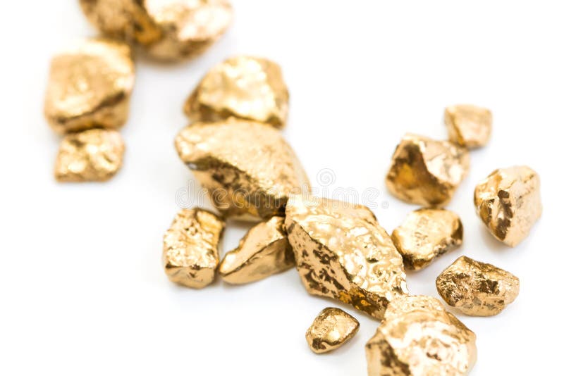 Punhado do close-up das pepitas de ouro