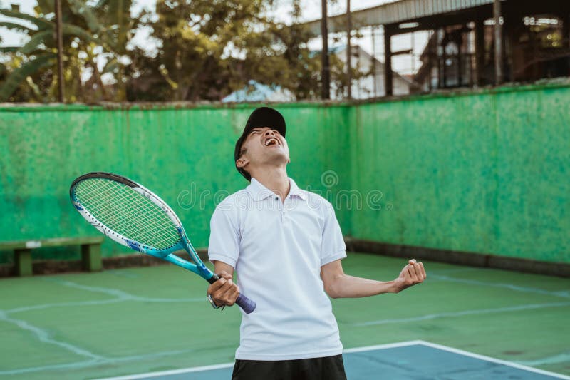 Jogador de tênis masculino ãƒâƒã‚â'ãƒâ‚ã‚â oncentrado no jogo. homem espera  o arremesso bater a bola de volta