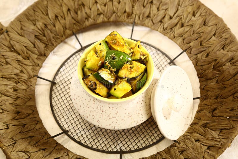 PunjabiAam-Ka Achaar eller mangoknipa, indisk maträtt