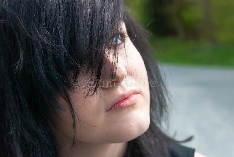 Punk Emo Garota Jovem Adulta Com Cabelo Preto E Olho Roxo Foto de Stock -  Imagem de humano, preto: 243526384