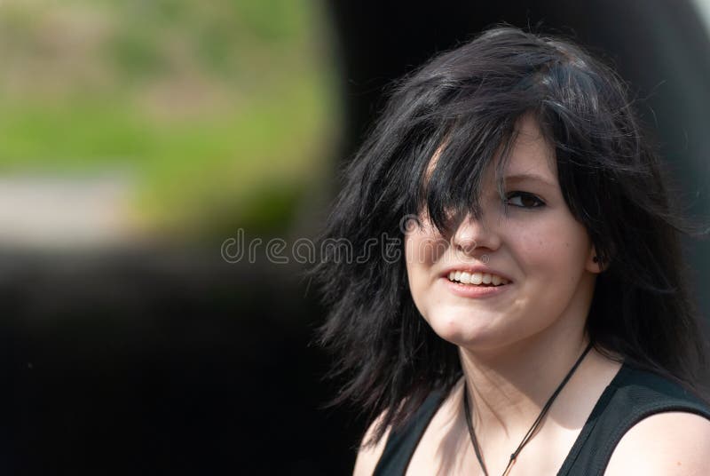 Punk Emo Garota Jovem Adulta Com Cabelo Preto E Olho Roxo Foto de Stock -  Imagem de humano, preto: 243526384