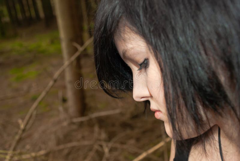 Punk Emo Garota Jovem Adulta Com Cabelo Preto E Olho Roxo Foto de Stock -  Imagem de humano, preto: 243526384