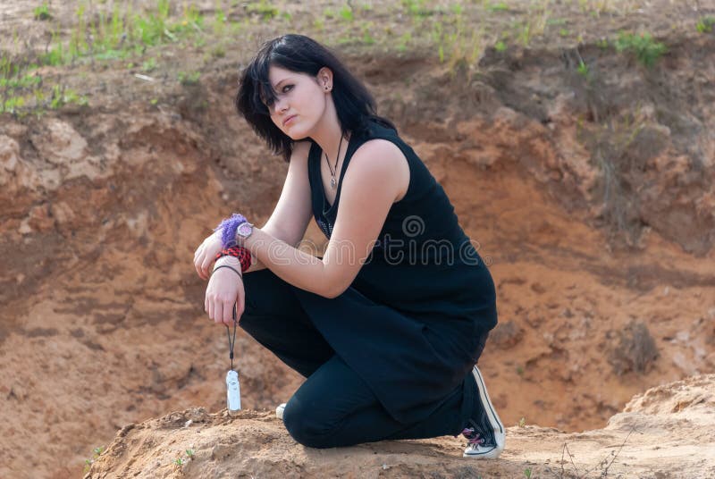 Punk Emo Garota Jovem Adulta Com Cabelo Preto E Olho Roxo Foto de Stock -  Imagem de humano, preto: 243526384