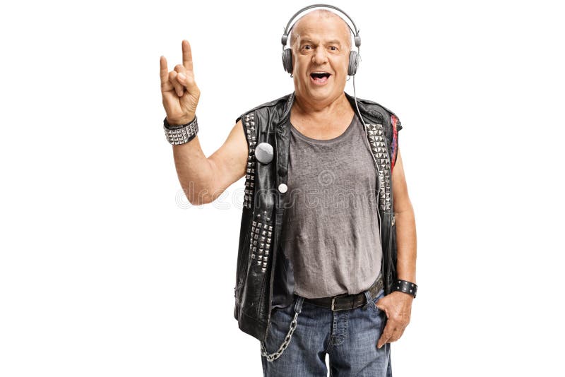 Punker mayor con los auriculares que hacen un gesto de mano de la roca fotos de archivo Punker mayor con los auriculares que hacen un gesto de mano de la roca fotos de archivo