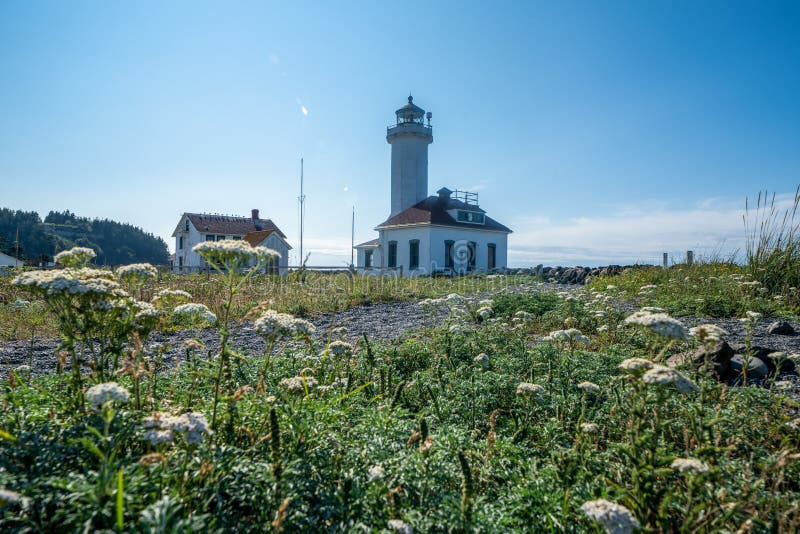 Punkt Wilson Lighthouse i den fortWorden delstatsparken i Washington State, i port Townsend royaltyfri bild Punkt Wilson Lighthouse i den fortWorden delstatsparken i Washington State, i port Townsend royaltyfri bild
