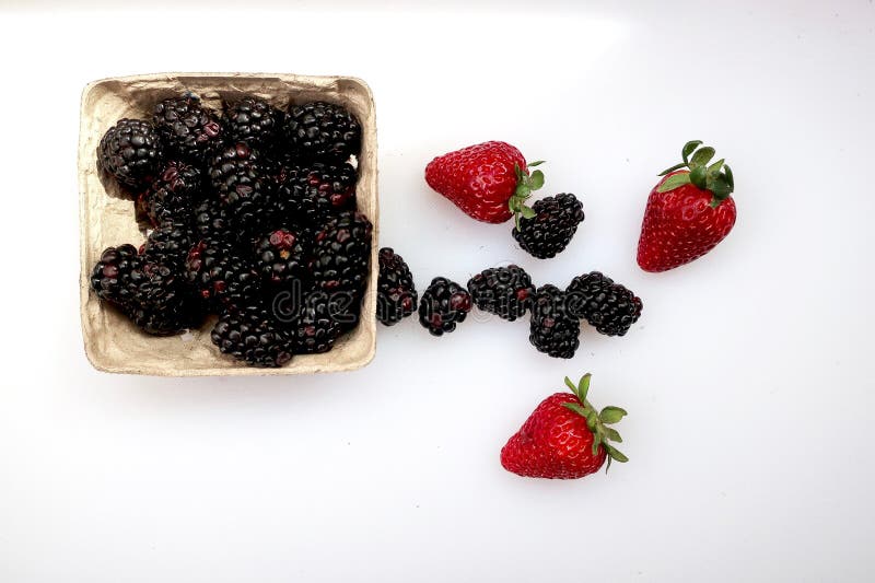 Punnet ежевик и 3 свежих клубник на белой предпосылке стоковые фото Punnet ежевик и 3 свежих клубник на белой предпосылке стоковые фото