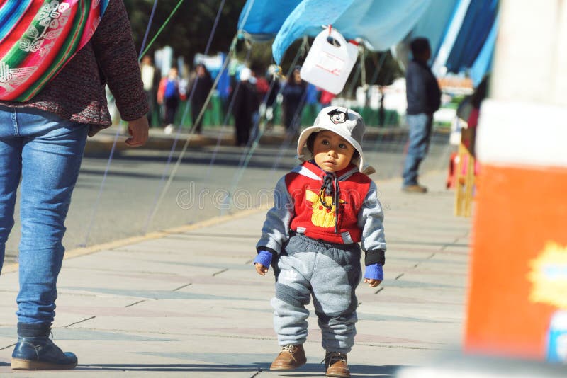 Puno, Peru - Augustus zeventiende 2018: Een leuke Peruviaanse jongen met een hoed stock afbeelding Puno, Peru - Augustus zeventiende 2018: Een leuke Peruviaanse jongen met een hoed stock afbeelding