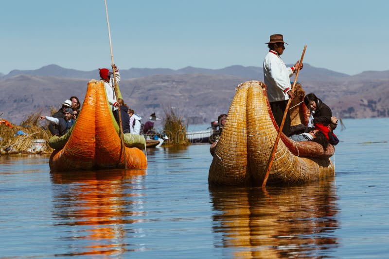 Puno, Peru - 30. Juli 2017: Totora-Boot auf dem Titicaca See nahe lizenzfreies stockbild Puno, Peru - 30. Juli 2017: Totora-Boot auf dem Titicaca See nahe lizenzfreies stockbild
