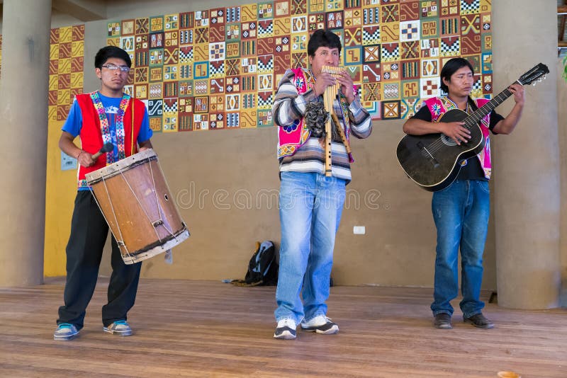 Puno, Peru - około Czerwiec 2015: Muzycy wykonują w tradycyjny Peruwiańskim odziewają blisko Puno, Peru zdjęcia stock Puno, Peru - około Czerwiec 2015: Muzycy wykonują w tradycyjny Peruwiańskim odziewają blisko Puno, Peru zdjęcia stock