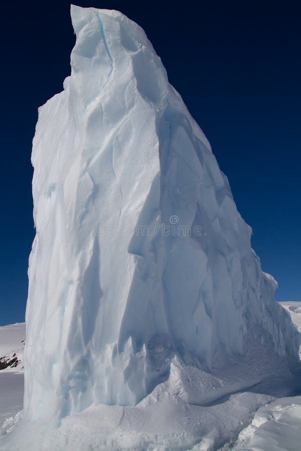 Punta del iceberg en las aguas antárticas congeladas foto de archivo Punta del iceberg en las aguas antárticas congeladas foto de archivo