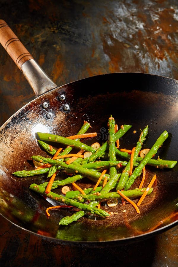 Punte cucinate fresche sane e carote dell'asparago immagine stock libera da diritti
