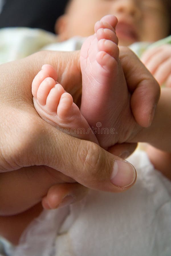 Punte e piedi appena nati del bambino immagini stock libere da diritti Punte e piedi appena nati del bambino immagini stock libere da diritti